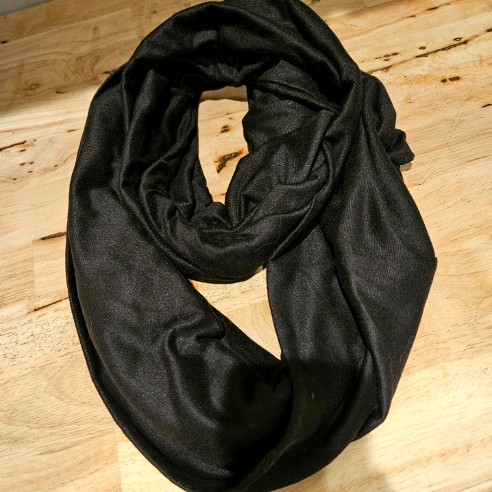 Beyond yoga infinity hidden pocket scarf fall 2021. New without tags.